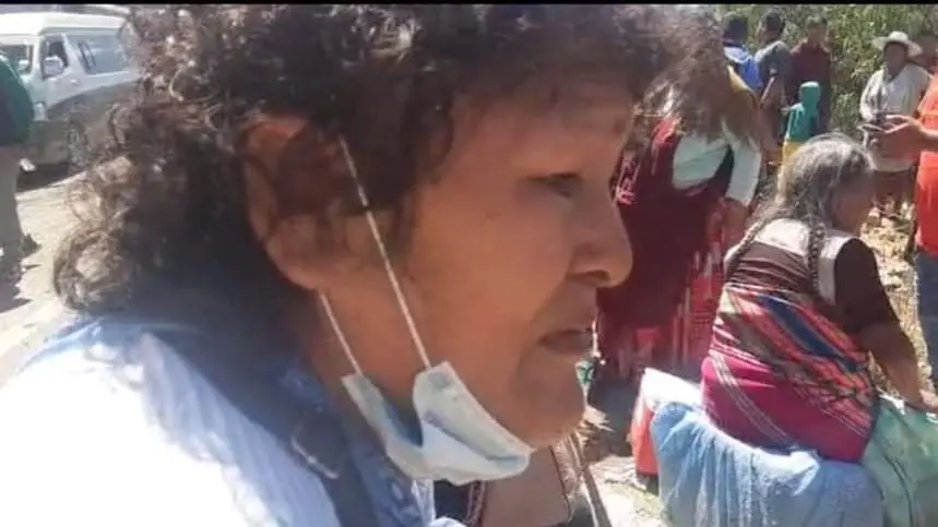 Una mujer intenta reponerse del susto y las lesiones. CAPTURA DE VIDEO