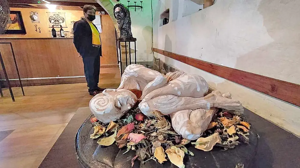 Espectadores durante la inauguración de la muestra &ldquo;Materia, Volumen y Espacio&rdquo; en La Troje. DICO SOLÍS