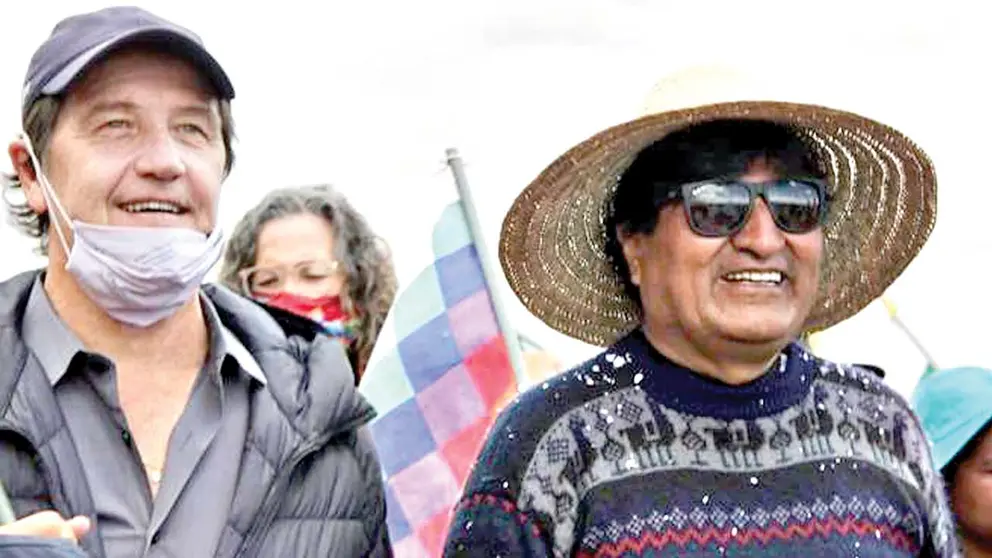 El embajador argentino, Arial Basteiro, y el expresidente y líder del MAS, Evo Morales durante la "Marcha por la patria". CAPTURA