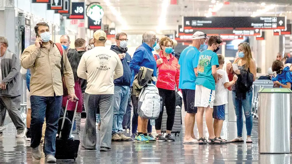 Vista de pasajeros en un aeropuerto europeo. EFE