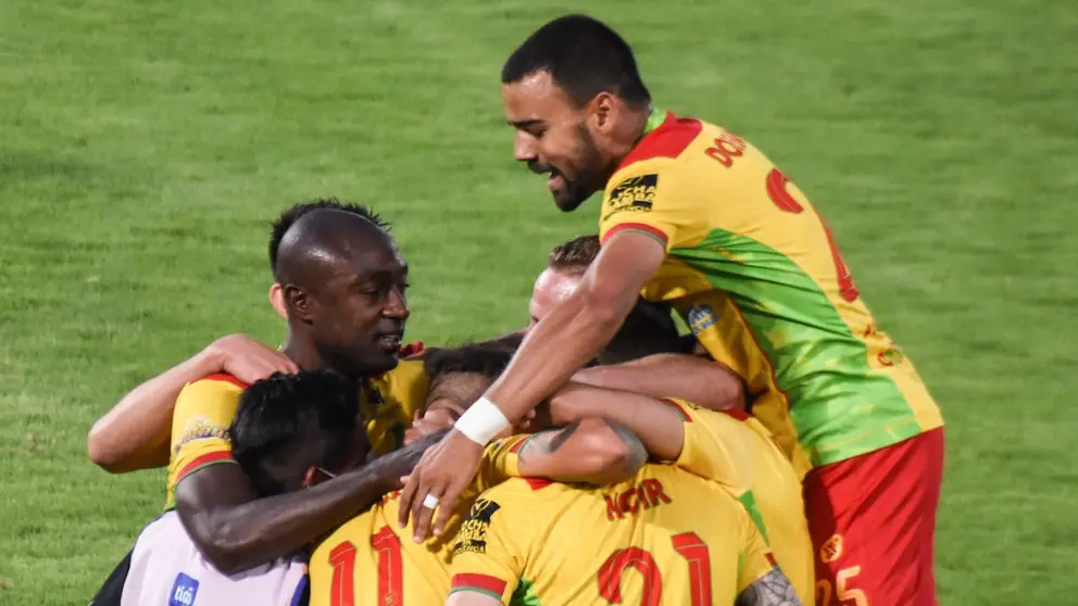 Jugadores de Palmaflor celebran una de las conquistas en la goleada sobre Blooming por la División Profesional. DICO SOLÍS