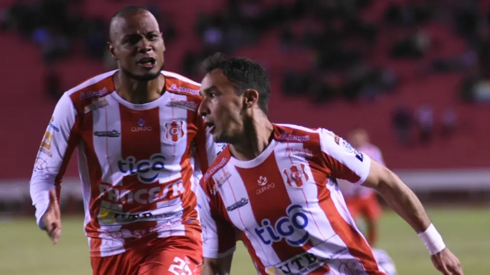 Futbolistas de Independiente festejan una de las conquistas para la victoria 2-1 sobre Real Santa Cruz. APG