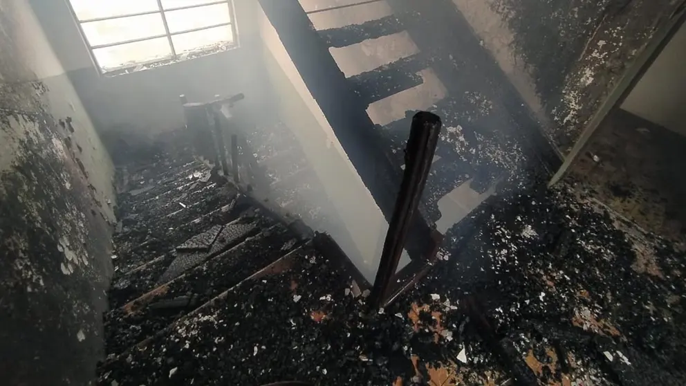Interior del edificio que fue consumido por el fuego. DICO SOLÍS.