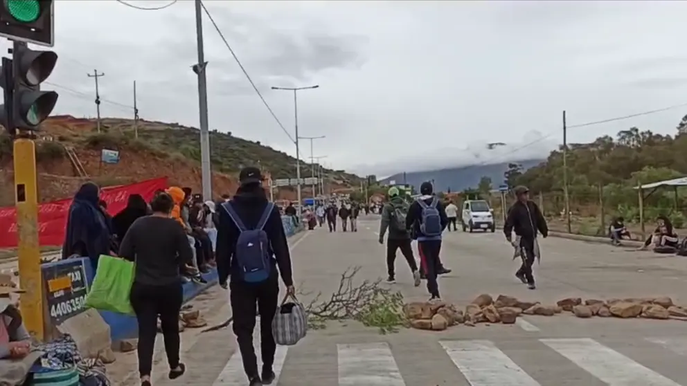 Bloqueo a la altura del cruce Tarata hacia el Valle Alto. RTVE Valle Alto (archivo)