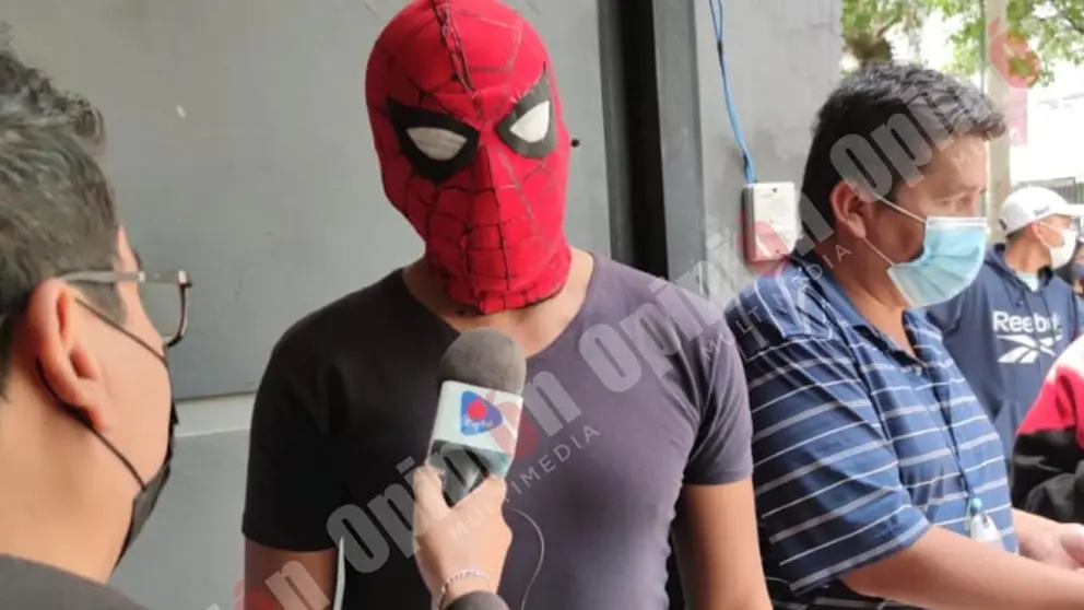 Un fanático de Spider Man, con una máscara del arácnido, conversa con OPINIÓN. Claudio Rojas