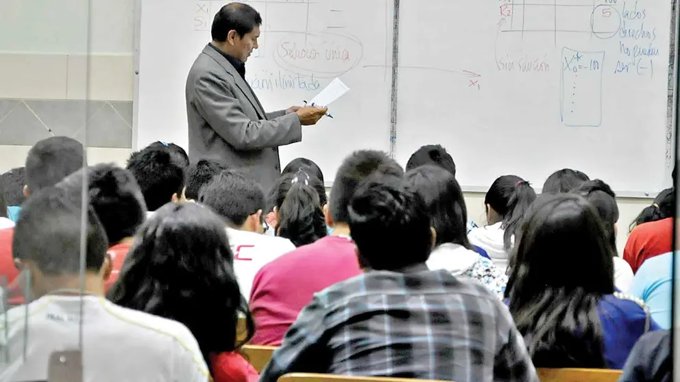 Un docente de la UMSS da clases a un grupo de universitarios. ARCHIVO