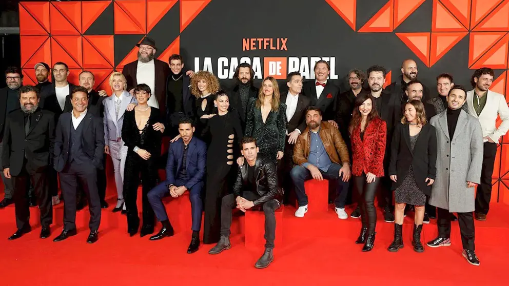 Los miembros de la producci&oacute;n posan este martes durante el pase gr&aacute;fico y la alfombra roja de "La casa de papel Parte 5 Volumen 2". EFE
