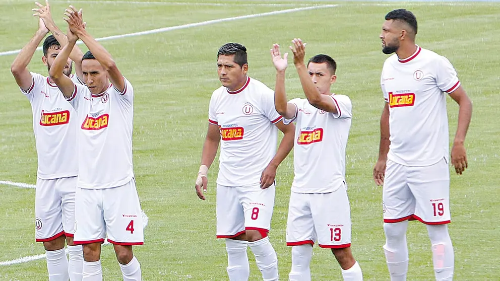 Los jugadores de Vinto saludan al público antes de iniciar un cotejo. APG