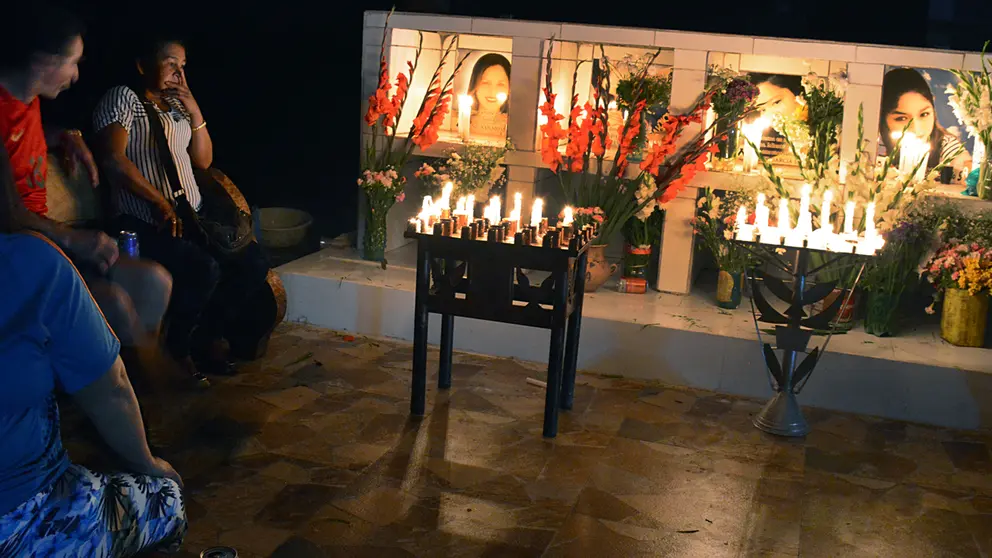 Altar en memoria de las víctimas de feminicidio en Tres Arroyos, donde la gente acude a pedirles &lsquo;favores&rsquo;. DICO SOLÍS
