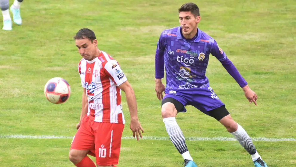 Una jugada del cotejo entre Real Potosí e Independiente de Sucre por la Divisi&oacute;n Profesional. APG