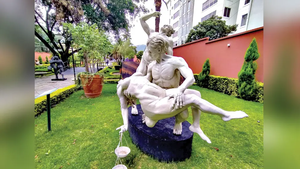 Obra escultórica de Alfredo Nina en los jardines de la antigua Casa Bickenbach. DICO SOLÍS