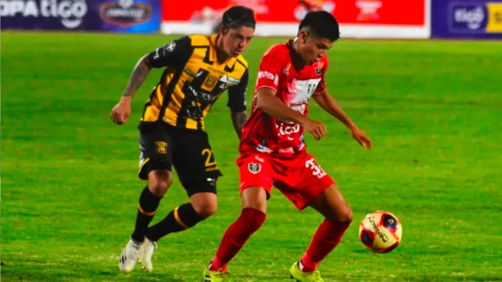 Una acción del partido entre The Strongest y Real Tomayapo. APG