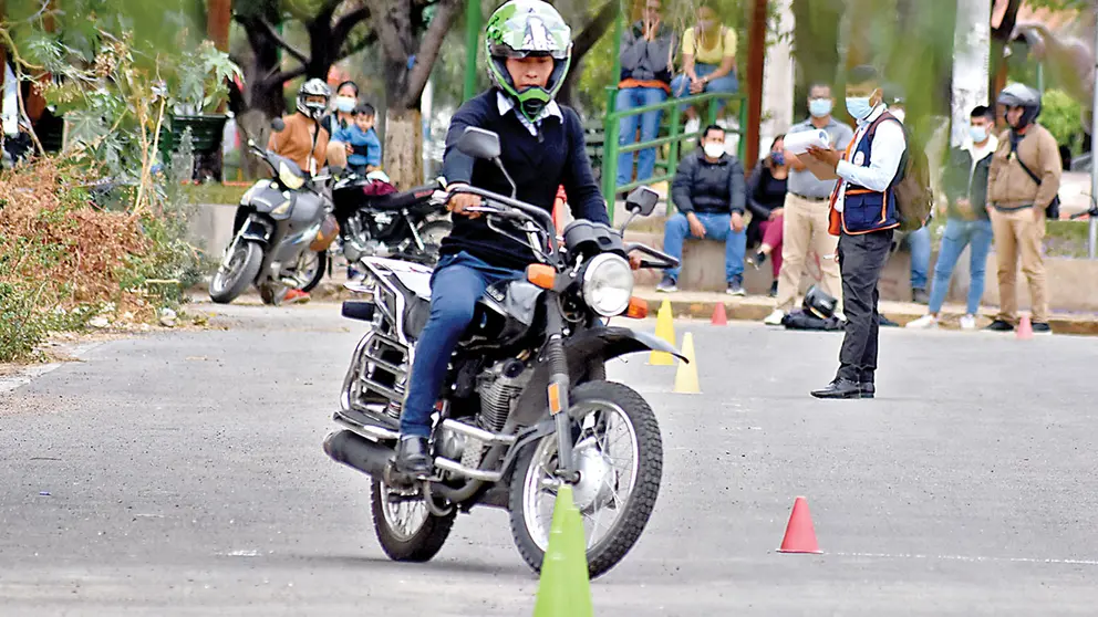 Un conductor de motocicleta da un examen práctico para acceder a la licencia de conducir. DICO SOLÍS