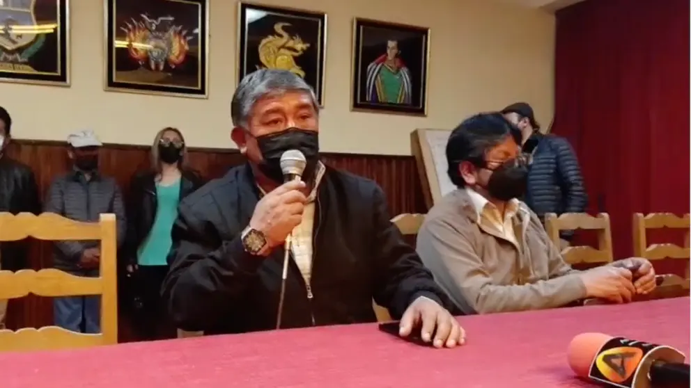 Jacinto Quispaya, presidente de la ACFO, hace uso de la palabra. CAPTURA LA PATRIA BOLIVIA.