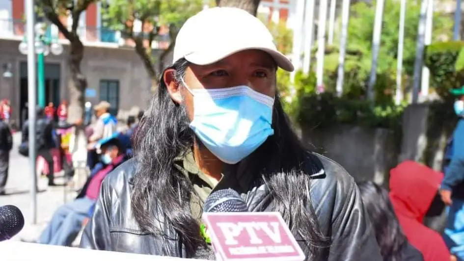 El activista David Inca, durante una conferencia de prensa en la plaza Murillo. APG