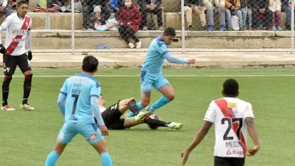 Acción del partido entre Always Ready y Bolívar. APG