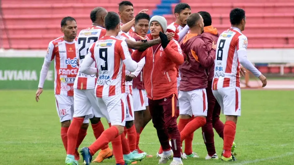Jugadores de Independiente celebran uno de los goles. APG
