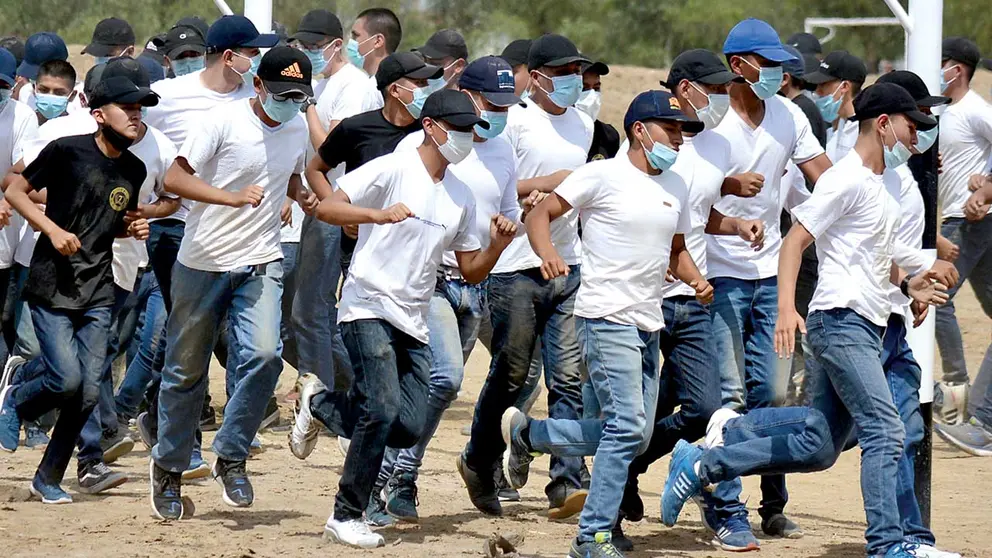 Un grupo de premilitares durante una práctica en un recinto. DICO SOLÍS