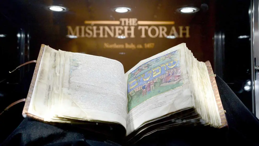 Vista de una Tor&aacute; Mishneh en un mostrador durante la exposici&oacute;n para la venta ""Un legado valioso: La colecci&oacute;n Juda&iacute;ca Michael and Judy Steinhardt"", en Sotheby&acute;s, en Nueva York , en una fotograf&iacute;a de archivo. EFE