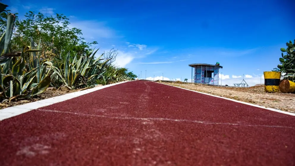 Una imagen de la pista atlética urbana construida por ECCSA de COBOCE en la colina San Sebastián. DICO SOLÍS