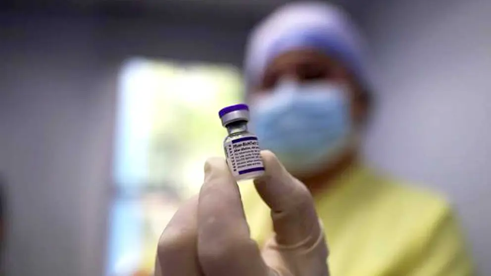 Personal médico prepara dosis de Pfizer contra la COVID019 en Panamá. EFE