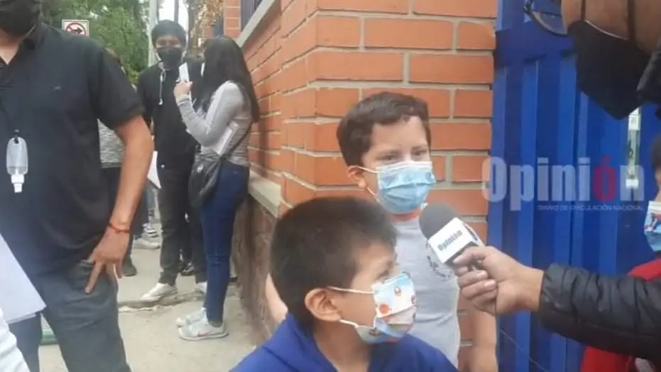 Rafael (c), poco despu&eacute;s de recibir la vacuna contra la COVID-19.