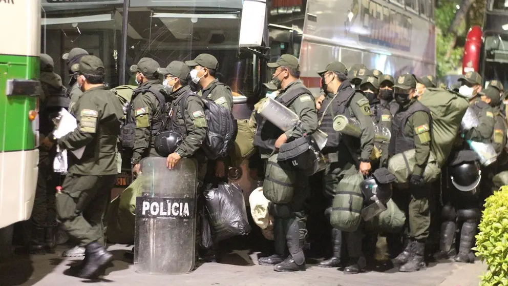 Efectivos policiales suben a un autob&uacute;s en Cochabamba.