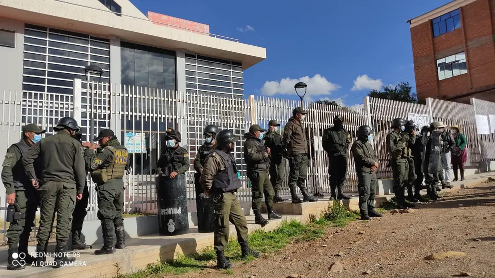 Efectivos policiales resguardan el ingreso al edificio del poder judicial de Llallagua, donde se realiza la audiencia cautelar de Marco Pumari. RADIO PIO XII