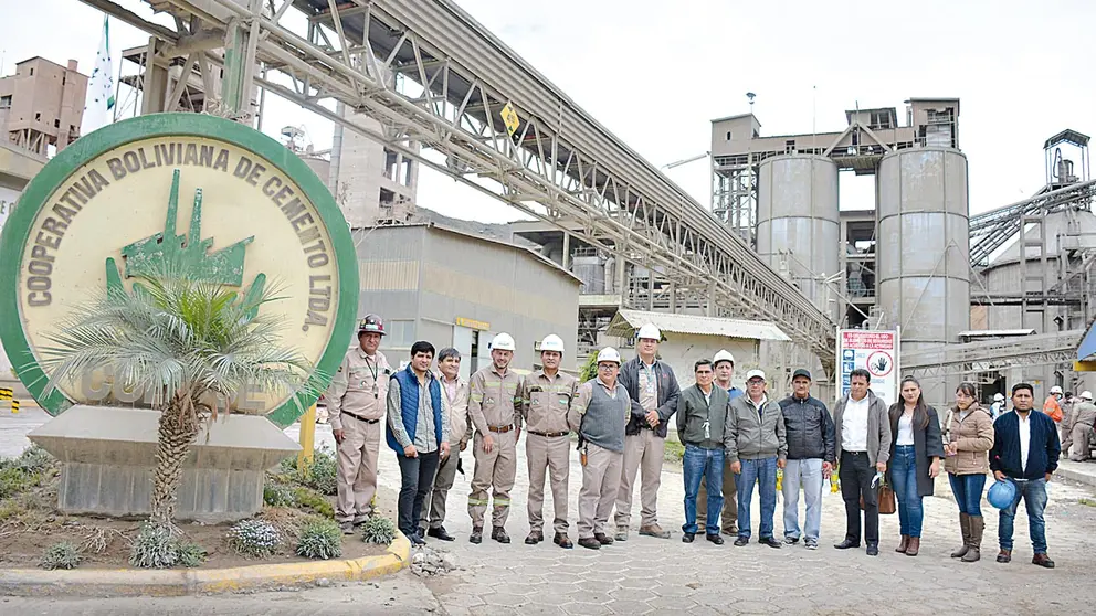 Consejeros, ejecutivos y trabajadores de COBOCE, en la planta de cemento en Irpa Irpa.            DICO SOLÍS