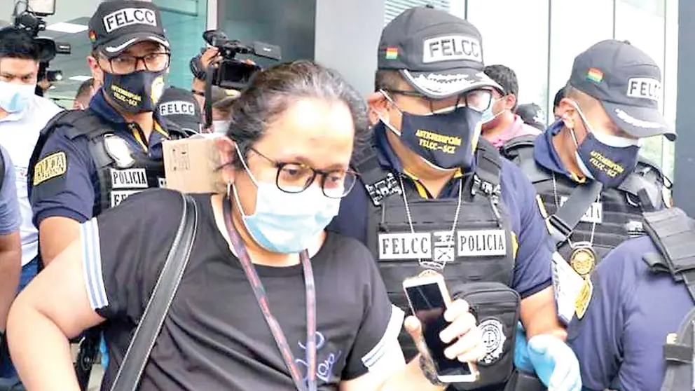 La fiscal Marcela Terrazas junto a efectivos policiales al salir del Ministerio Público. ABI