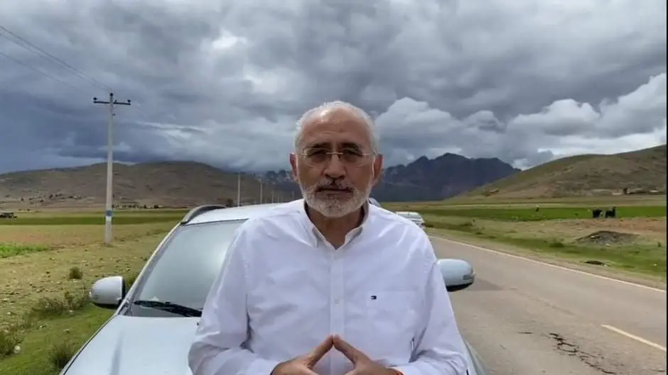 Carlos Mesa, en la carretera hacia Potos&iacute;, cuando quer&iacute;a acompa&ntilde;ar la marcha de los c&iacute;vicos del occidente.