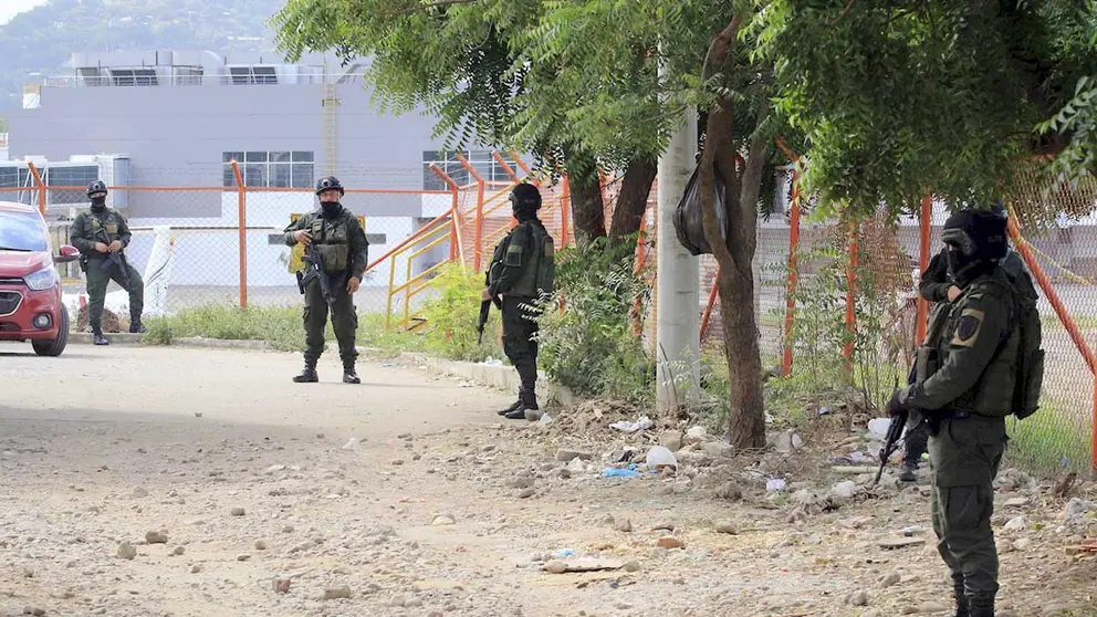 Policías vigilan la parte externa de la pista aérea del aeropuerto internacional Camilo Daza, este martes en Cúcuta (Colombia). EFE
