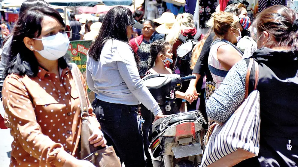 Personas aglomeradas en una zona comercial de Cochabamba. NOÉ PORTUGAL