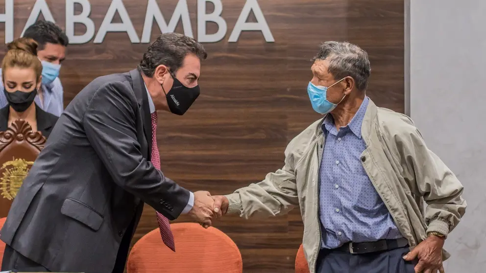 El Alcalde Manfred Reyes Villa junto a un representante de las comunidades campesinas. ALCALD&Iacute;A DE COCHABAMBA
