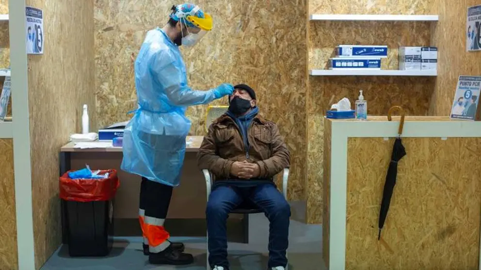 Personal sanitario realiza pruebas de diagnóstico para detectar el coronavirus. EFE