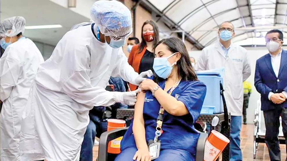 Una mujer es vacunada en Colombia contra el coronavirus.  ARCHIVO