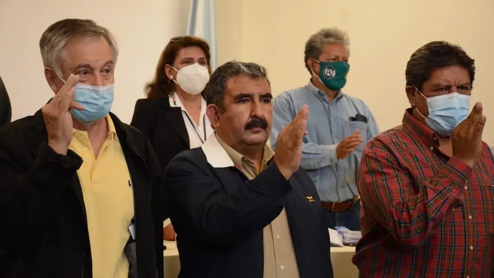 Apolinar Rivera (centro) jura como presidente del Comit&eacute; C&iacute;vico de Cochabamba. ARCHIVO