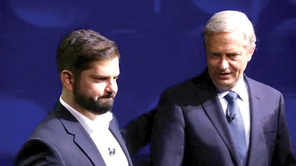 Gabriel Boric (i) y José Antonio Kast (d), luego del debate presidencial.                 EFE