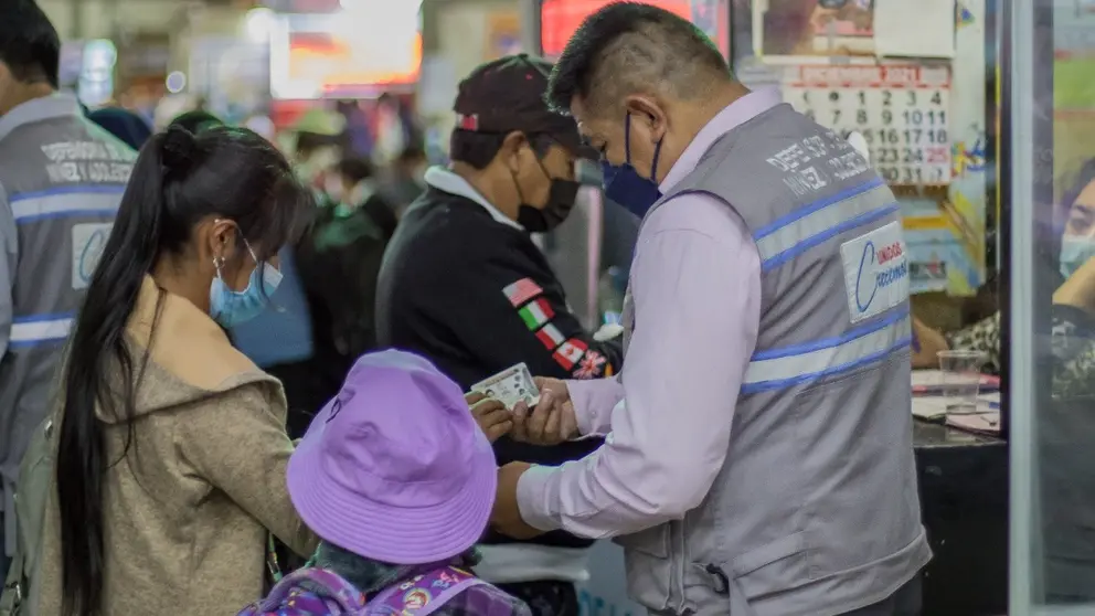 Control de parte de la Defensor&iacute;a de la Ni&ntilde;ez y Adolescencia en la Terminal de Buses. GAMC.