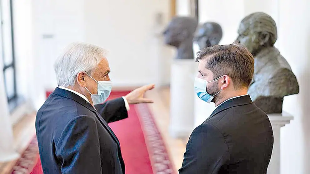El mandatario Sebastián Piñera (i), junto al presidente electo, Gabriel Boric (d). ARCHIVO