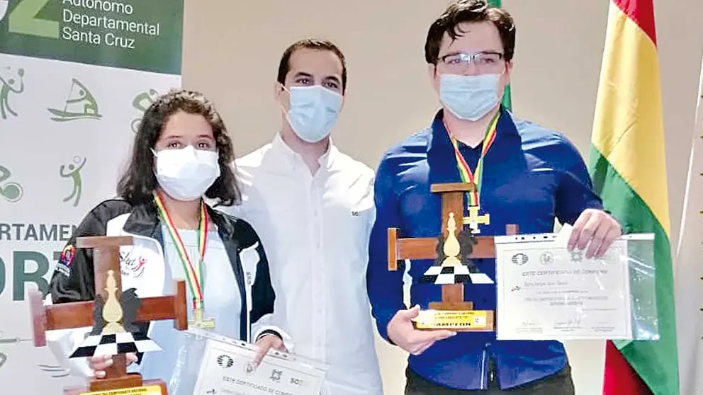 Daniela Cordero (i) y José Gemy (d) con los trofeos. FBA