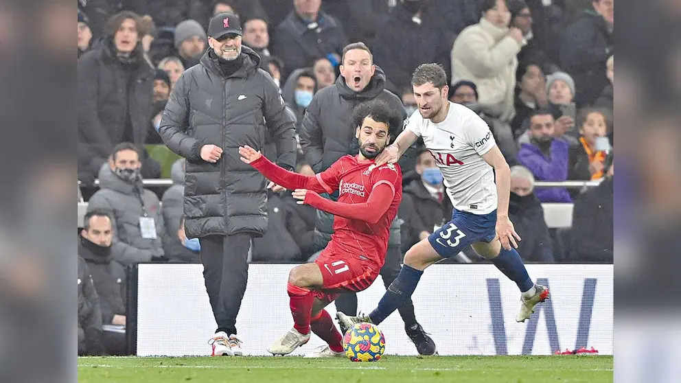 Ben Davies (d) del Tottenham disputa la pelota con Mohamed Salah (C) de Liverpool. EFE