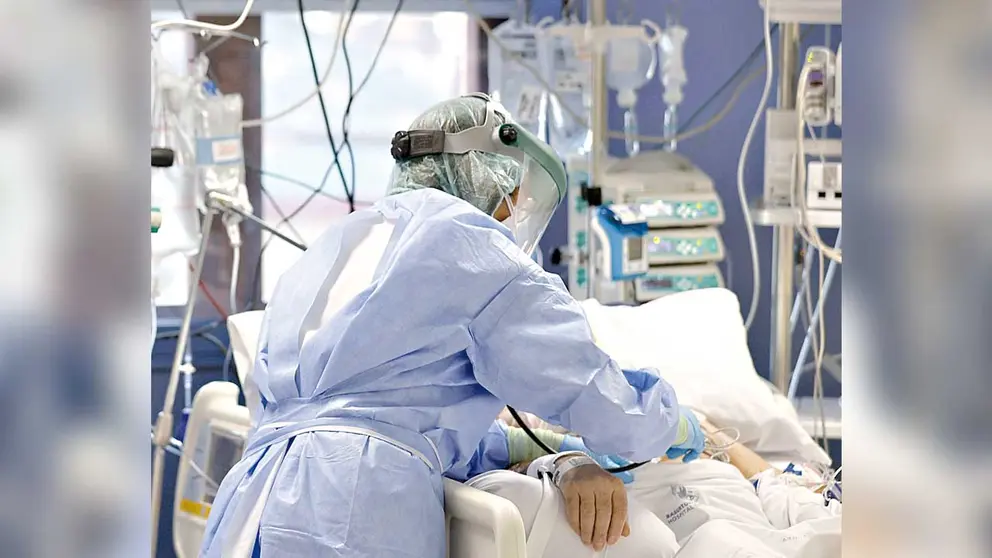 Una enfermera atiende a un paciente con coronavirus. EFE