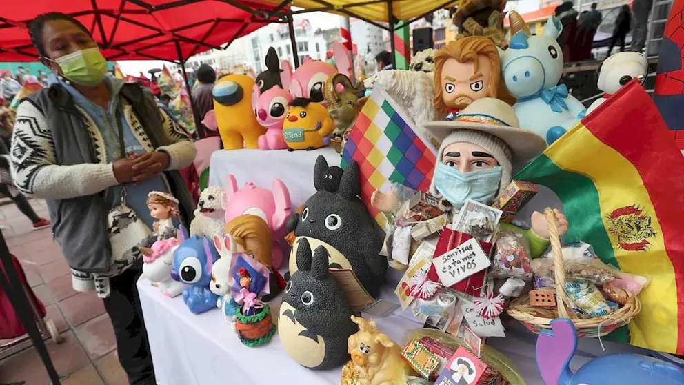 Artesanos participan con una feria de la miniatura hoy durante la ceremonia ancestral %22Ispalla Illa Phaxi, Tiempo de fertilidad%22, en agradecimiento a la Pachamama, que celebra el solsticio de verano, acto realizado en La Paz. EFE