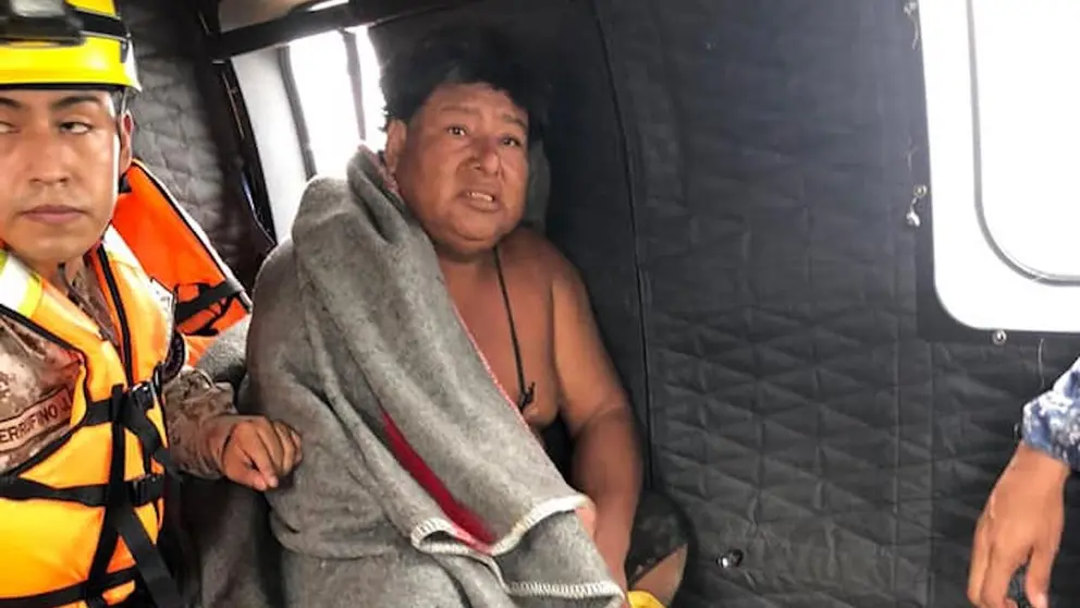 Uno de los rescatados que fueron damnificados por las inundaciones en Santa Cruz. Facebook Eduardo del Castillo