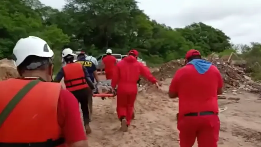 Voluntarios rescatan el cuerpo de Leydi, en el r&iacute;o Pira&iacute;.