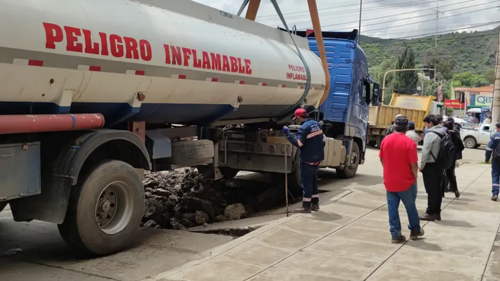 Un cami&oacute;n cisterna qued&oacute; atascado por el hundimiento del asfalto r&iacute;gido. Foto: Claudio Rojas