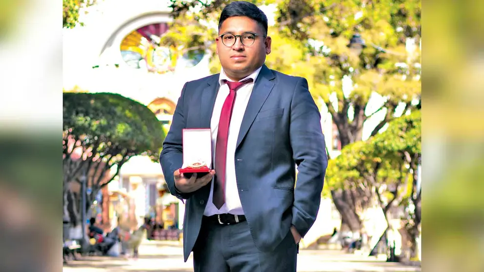 El profesor chuquisaqueño Cristian Apaza decidió hacer videos en las redes sociales enseñando matemática. CORTESÍA CRISTIAN APAZA