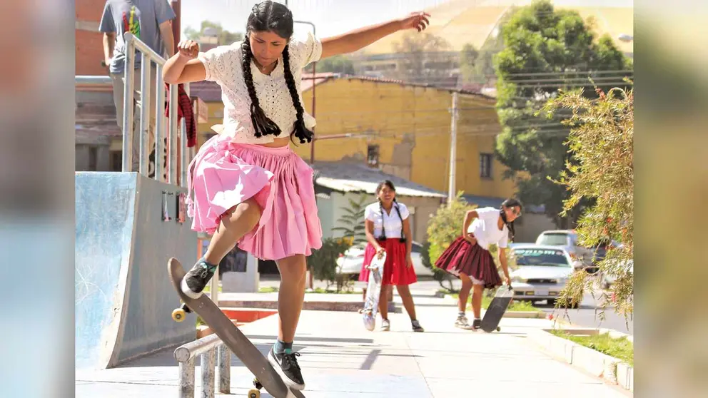 Imilla Skate es la propuesta de un grupo de cochabambinas que tiene como objetivo enseñar e incentivar a toda mujer o niña que quiera aprender a patinar. ALEJANDRO ORELLANA