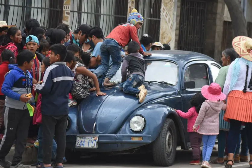 Ni&ntilde;os rodean un veh&iacute;culo que lleva juguetes, en el Casco Viejo. DICO SOL&Iacute;S